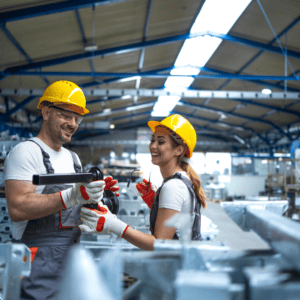 trabajadores industriales en un entorno de fábrica moderna y limpia
